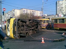 В Киеве перевернулась маршрутка с людьми (фото)