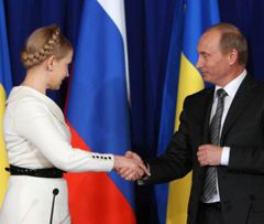 Юлія Тимошенко і Володимир Путін вітаються перед спільною прес-конференцією. Москва, 29 квітня 