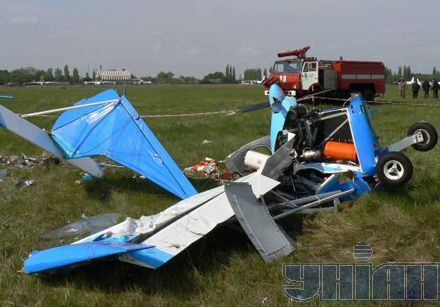 В Кировограде разбился учебный самолет: есть жертвы (фото)
