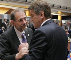 Віктор Ющенко і Хав`єр Солана під час зустрічі перед самітом «Східне партнерство». Прага, 7 травня 