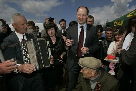 Яценюк святкує День Перемоги у Донецькій області (фото)