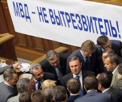 Народні депутати від Партії регіонів блокують трибуну під час засідання Верховної Ради. Київ, 12 травня 