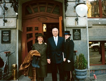 Колін Пауелл з своєю дружиною під час візиту до Києва