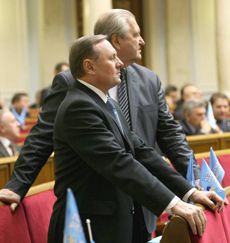 Народні депутати від Партії регіонів Олександр Єфремов та Віктор Тихонов в залі засідань парламенту.