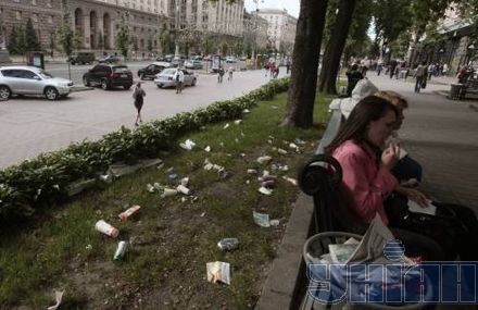 У Черновецького «взяли під контроль» гори сміття на Хрещатику