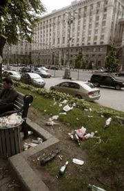 У Черновецького «взяли під контроль» гори сміття на Хрещатику