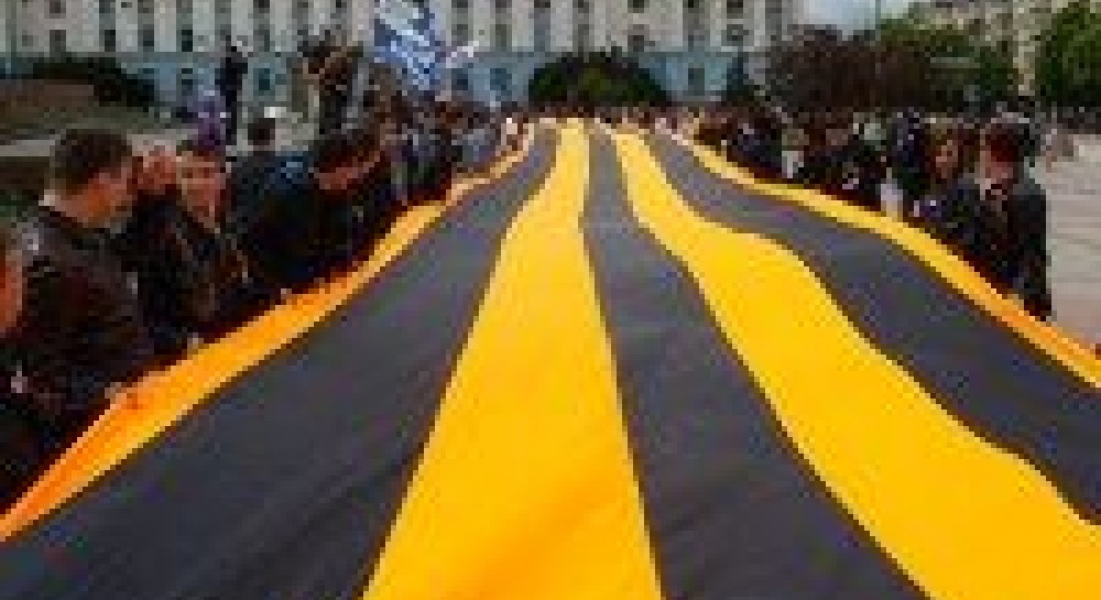 У Криму розгорнули найбільшу в світі георгіївську стрічку (фото)