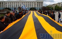 Є рекорд! Кримчани розгорнули найдовшу в світі георгіївську стрічку