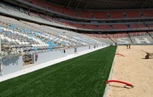 По периметру Донбасс Арены укладывают искусственный газон