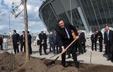 Янукович посадив біля Донбас Арени дику вишню