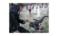 Прощание со школой: купание в фонтане и шампанское из горла (фоторепортаж)