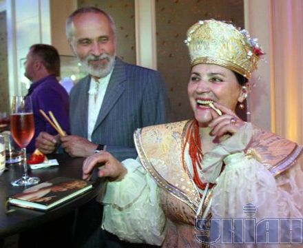 Ніна Матвієнко зі своїм чоловіком директором музею Івана Гончара Петром Гончаром 