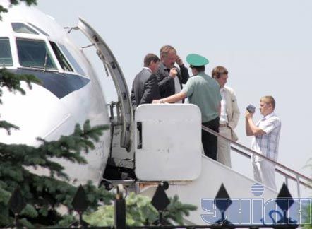 Костянтина Затуліна затримують на трапі літака (фото)