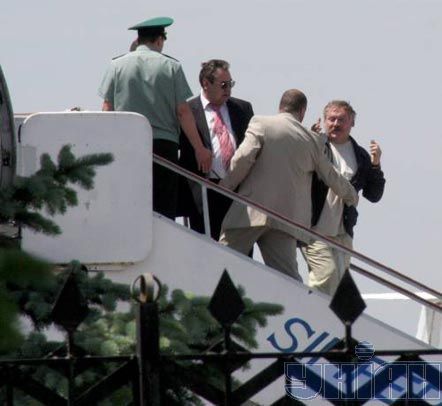 Костянтина Затуліна затримують на трапі літака (фото)