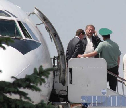 Костянтина Затуліна затримують на трапі літака (фото)