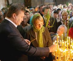 Виктор Янукович ставит свечку во время божественной литургии по случаю дня Пресвятой Троицы в Киево-Печерской Лавре. Киев, 7 июня