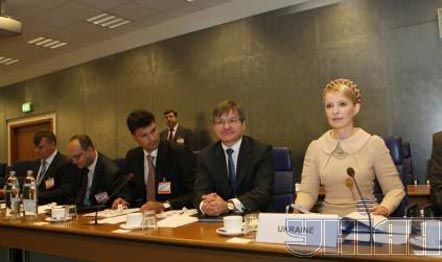 Керівник апарату Кабміну Михайло Ливинський, віце-прем’єр-міністр Григорій Немиря та прем’єр-міністр Юлія Тимошенко перед початком засідання