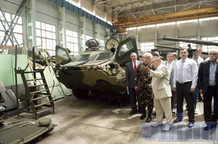 Литвин на стадіоні і танковому заводі (фоторепортаж)