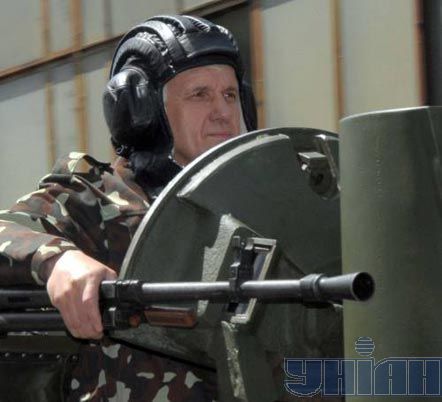 Литвин на стадіоні і танковому заводі (фоторепортаж)