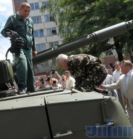 Литвин на стадіоні і танковому заводі (фоторепортаж)