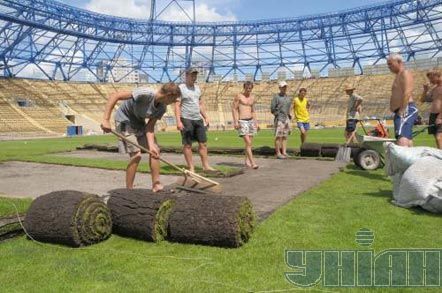Литвин на стадіоні і танковому заводі (фоторепортаж)