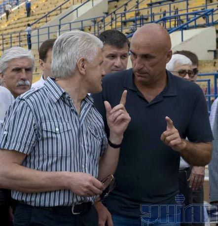 Голова Верховної Ради Володимир Литвин та бізнесмен Олександр Ярославський знайомляться з ходом будівництва та реконструкції стадіону ”Металіст”, у Харкові