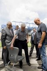 Литвин на стадіоні і танковому заводі (фоторепортаж)