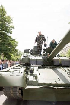 Литвин на стадіоні і танковому заводі (фоторепортаж)