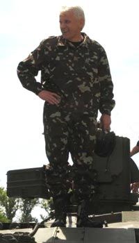 Литвин на стадіоні і танковому заводі (фоторепортаж)