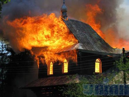 В Косове сгорела церковь - памятник архитектуры (фото пожара)