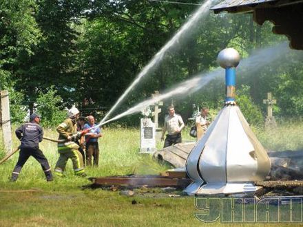 В Косове сгорела церковь - памятник архитектуры (фото пожара)