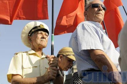 Активісти Комуністичної партії України тримають прапори під час мітингу ”Пам’ятаємо війну - не допустимо нової!” біля пам’ятника адміралу Нахимову в день 68-ї річниці з дня початку Великої Вітчизняної війни, в Севастополі, 22 червня 2009 р. 