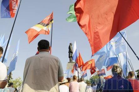 Активісти Комуністичної партії України тримають прапори під час мітингу ”Пам’ятаємо війну - не допустимо нової!” біля пам’ятника адміралу Нахимову в день 68-ї річниці з дня початку Великої Вітчизняної війни, в Севастополі, 22 червня 2009 р. 