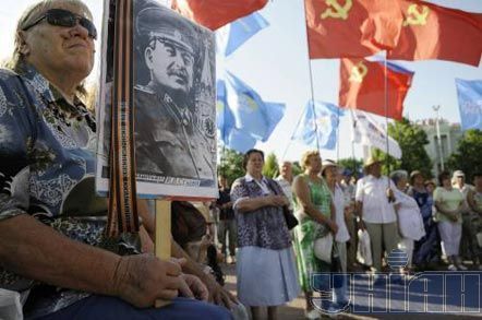 Активіст Комуністичної партії України тримає портрет Сталіна під час мітингу ”Пам’ятаємо війну - не допустимо нової!” біля пам’ятника адміралу Нахимову в день 68-ї річниці з дня початку Великої Вітчизняної війни, в Севастополі, 22 червня 2009 р. 