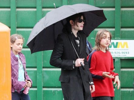 Діти Майкла Джексона ходили на вулицю в масках (фото)