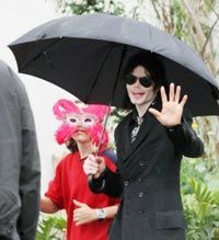 Діти Майкла Джексона ходили на вулицю в масках (фото)