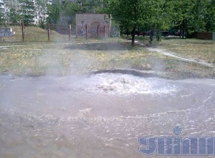 Киев первый день с горячей водой: на Оболони уже - фонтан (фото)