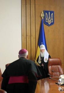 Патриарх УПЦ КП Филарет и заместитель главы Конференции епископата Римо-католической Церкви в Украине, епископ Маркиян Трофимяк перед началом совместного заседания Совета церквей Украины и представителей правительства в Кабинете Министров