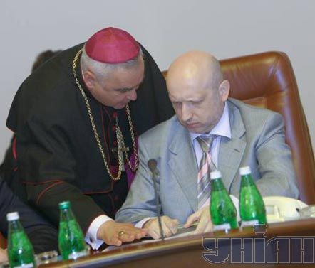 Заместитель председателя Конференции епископата Римо-католической Церкви в Украине, епископ Маркиян Трофимяк и первый вице-премьер-министр Украины Александр Турчинов