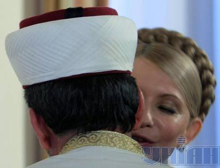 Главный муфтий Украины шейх Ахмед Тамим здоровается с премьер-министром