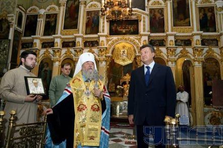 Лидер Партии регионов Виктор Янукович во время посещения Свято-Троицкого кафедрального собора