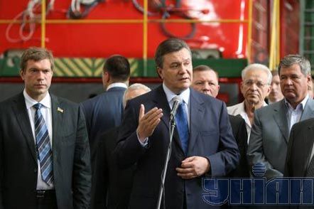 Лидер ПР выступает перед коллективом ГП ”Электровозостроение”