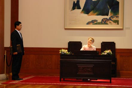 Тимошенко делает запись в книге откликов Президенту Кореи