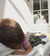 Хлопчик, якого 4 липня було госпіталізовано із харчовим отруєнням, лежить на ліжку у палаті обласної інфекційної клінічної лікарні у Львові. 6 липня 