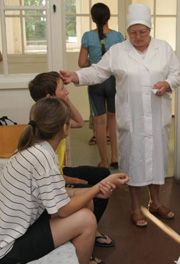 Медсестра проверяет температуру у детей, которые 4 июля были госпитализированы с пищевым отравлением