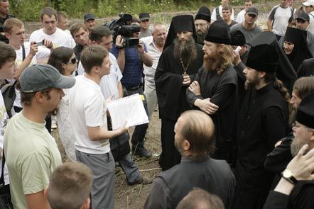 Священнослужителі біля Свято-Троїцкого чоловічого монастиря під час громадської акції у зв’язку із земельним конфліктом