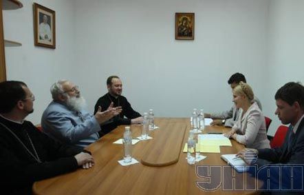 Премьер-министр Украины Юлия Тимошенко и Предстоятель Украинской греко-католической церкви Верховный Архиепископ Києво-Галицкий Любомир (Гузар) во время встречи в Киеве, 24 июля 2009 г.