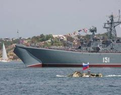 Військовий корабель та підводний човен ВМФ РФ під час параду в День Військово-морського флоту в Севастополі, у неділю, 26 липня 2009 р. 