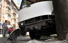 В Харькове пассажирский автобус врезался в дерево: 9 травмированных
