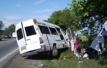 Двоє людей загинули і 20 травмовано в автоаварії в Криму (фото)